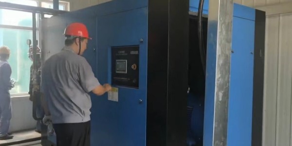 兩臺200Kw兩級壓縮空壓機完成安裝調(diào)試！